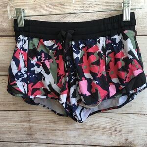 ‎LULULEMON SHORTS IN BLACK FLORAL PRINT